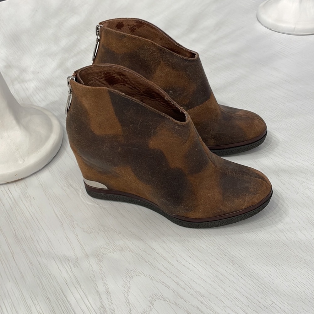 Donald pliner ankle boot wedge heel shoe